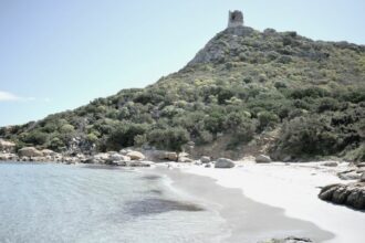 e Porto Giunco tower is a Aragonese watchtower located on the eastern side of the Capo Carbonara promontory,in the province of Southern Sardinia , Italy.