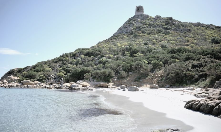 e Porto Giunco tower is a Aragonese watchtower located on the eastern side of the Capo Carbonara promontory,in the province of Southern Sardinia , Italy.