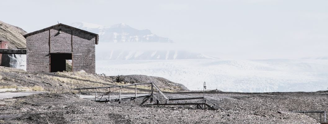Pyramiden is a semi-abandoned settlement located on the island of Spitsbergen in Svalbard , a Norwegian archipelago in the Arctic Ocean.
