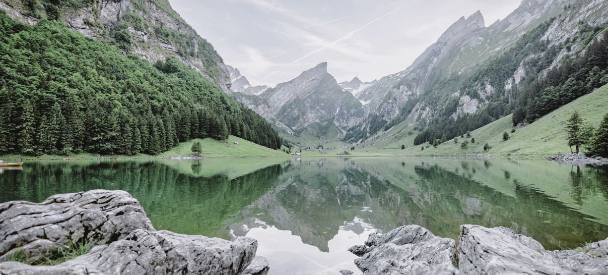 Sealpsee is an alpine lake in the territory of the commune of Schwende ,canton of Appenzell-Innerrhoden,in the Appenzell Alps in Switzerland.