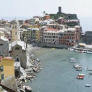 Vernazza It is one of the five villages that make up the Cinque Terre region , in the northwest of Italy.