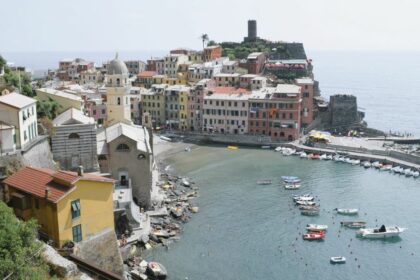Vernazza It is one of the five villages that make up the Cinque Terre region , in the northwest of Italy.