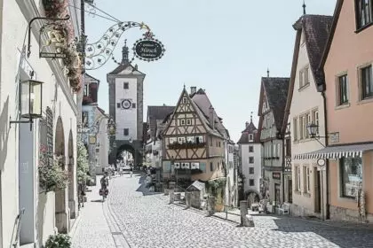 Plönlein, also known as the “Little Square”, is a famous picturesque site located in the charming medieval town of Rothenburg ob der Tauber in Bavaria, Germany.