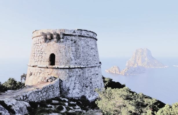 Torre des Savinar also known as Torre del Pirata, is an medieval defence tower along the southern coast of Ibiza (Eivissa) Island.